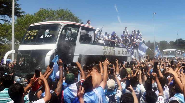 Los campeones del Mundo rumbo al obelisco