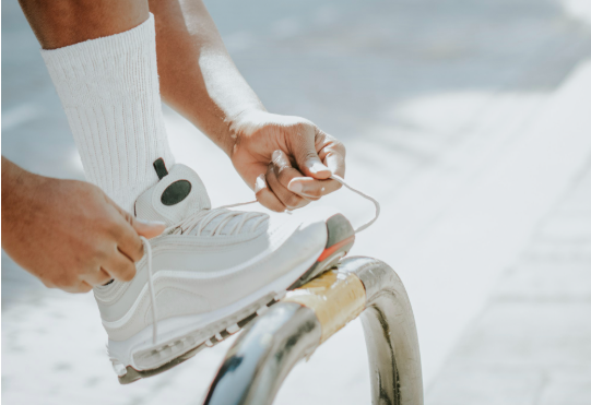 ¿Caminar descalzo o usar zapatillas?