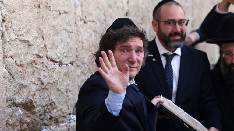 El presidente Javier Milei en el Muro de los Lamentos