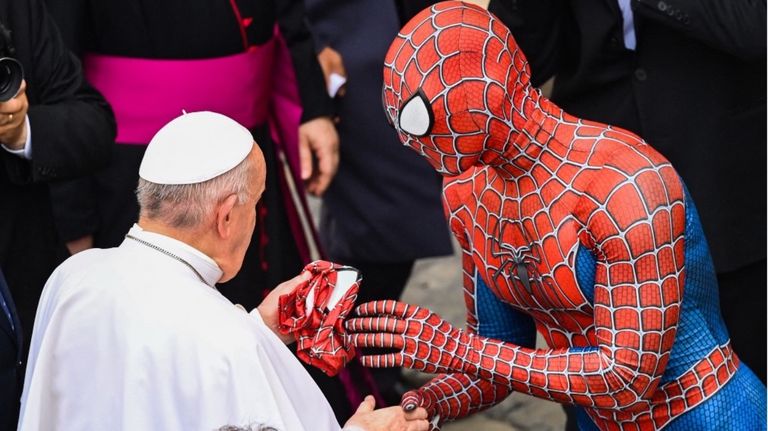 papaFranciscoHombreAraña2021