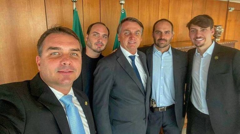 Jair Bolsonaro con sus hijos Flavio, Carlos, Eduardo y Renan.