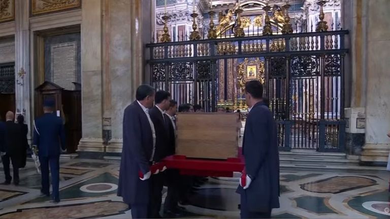 Llega el feretro papa francisco basilica