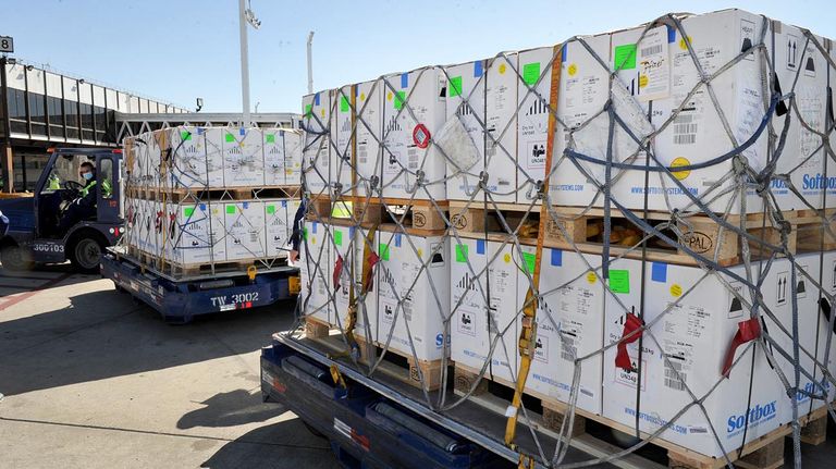 Cargamentos de Pfizer llegando a Argentina 20220217