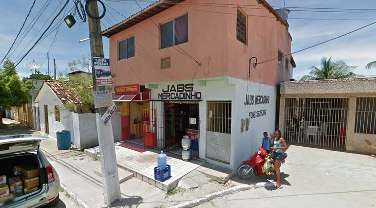 El pequeño mercado asaltado.