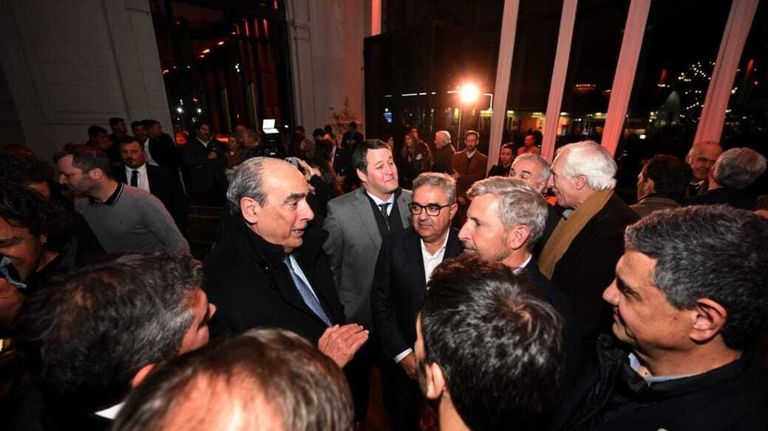 Guillermo Francos con gobernadores en La Rural