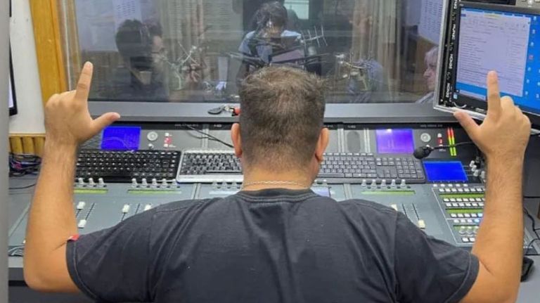 Franco Mamondes operando Vamos Viendo en Popular