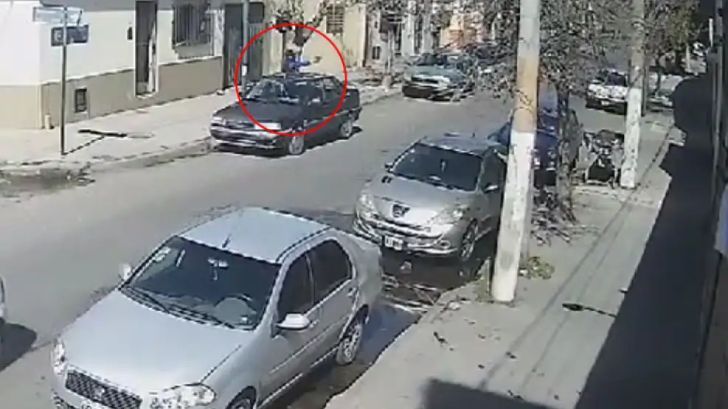 El ataque se perpetró desde la vereda de enfrente contra la fachada del Club Yapeyú.