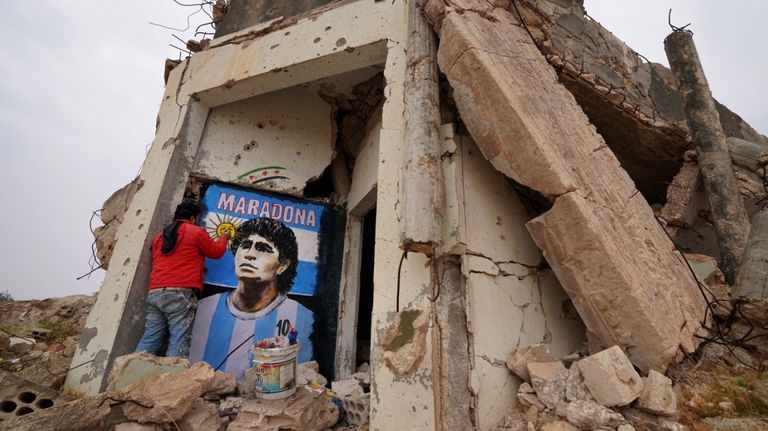 Un artista pintó murales en edificios destruidos de Siria