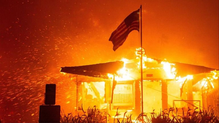Compañía eléctrica dice que pagará indemnizaciones por incendio de Los Ángeles
