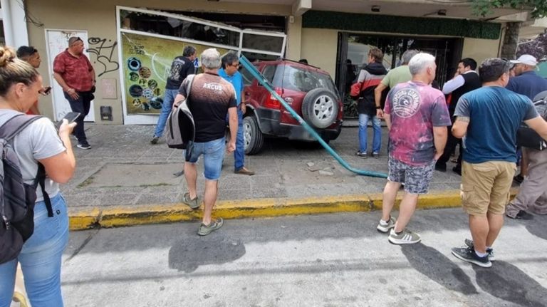 La camioneta EcoSport que terminó contra el frente de una panadería en Bariloche.