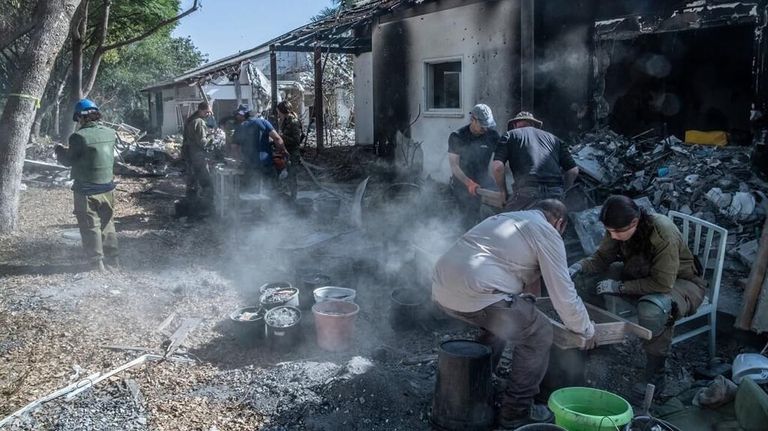Arqueólogos israelíes ayudan a identificar los restos de la masacre del 7/10