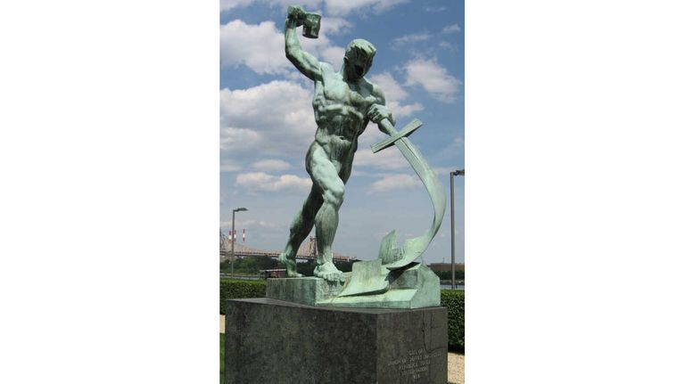 Yevgeny Vuchetich de 1957, “Hacer arados de las espadas”