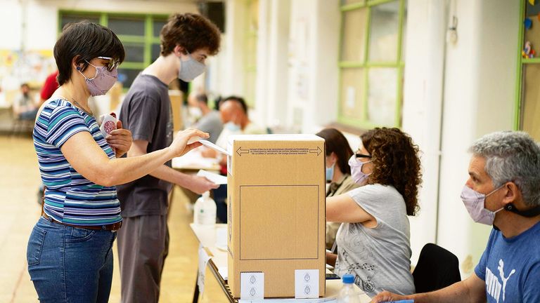La bajísima participación en las elecciones se combina con el voto en blanco y la irrupción de fuerzas antisistema por izquierda y derecha.