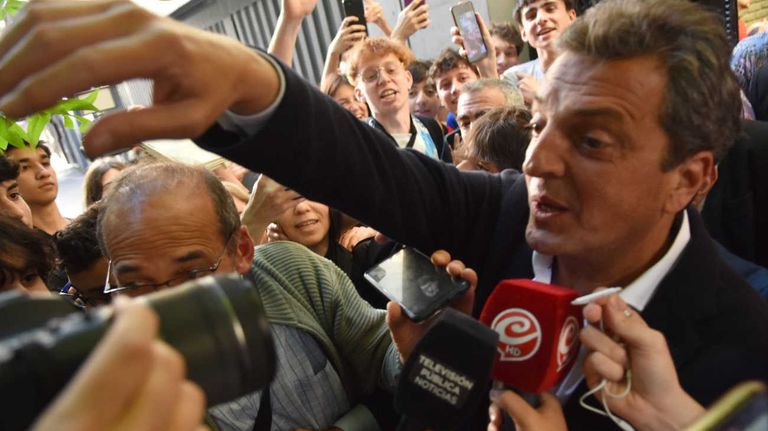 Sergio Massa entrando al colegio Carlos Pellegrini de cierre de campaña