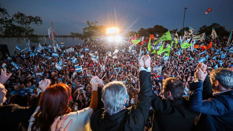 Ellos. Hay que destacar la credibilidad que un gobierno despierta en la población. En caso de reformas, es crucial que quieres adopten decisiones estén convencidos.