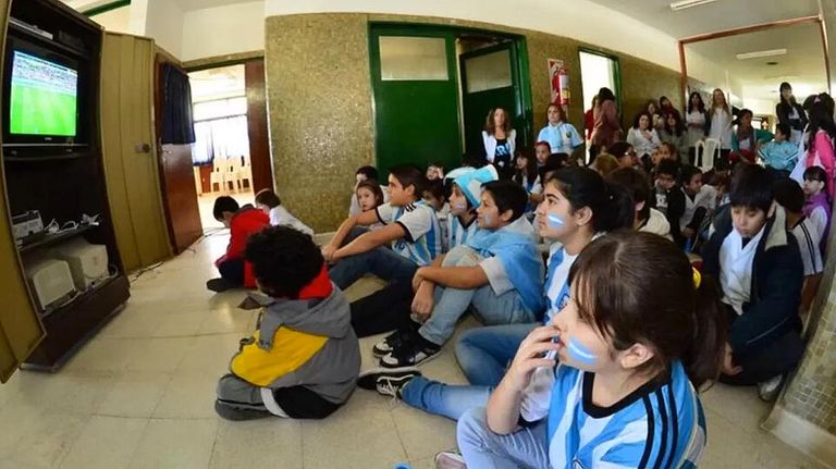 Chicos en la escuela con Mundia 20221118l