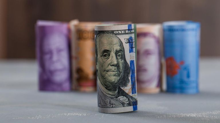 Cotización de peso mexicano y dólar
