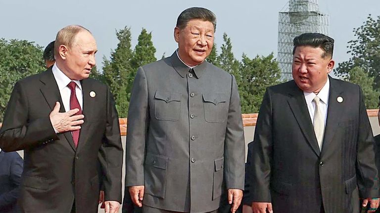 Vladimir Putin de Rusia y Kim Jong Un de Corea del Norte con Xi Jinping