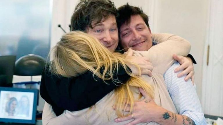 Javier Milei, Karina Milei y Santiago Caputo, el abrazo del triángulo de hierro