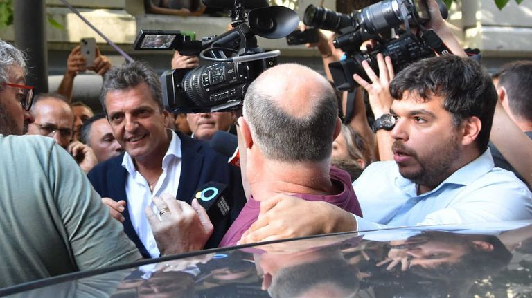 Sergio Massa entrando al colegio Carlos Pellegrini de cierre de campaña