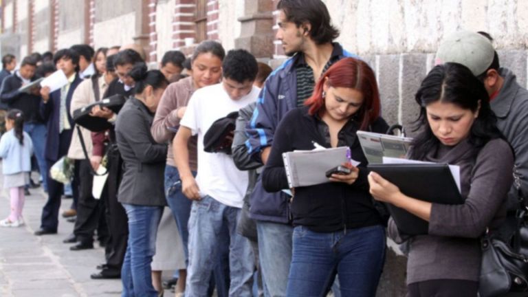 Largas filas en busca de un empleo
