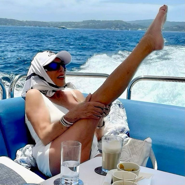 Joan Collins, de 90 años da a conocer sus secretos para bien