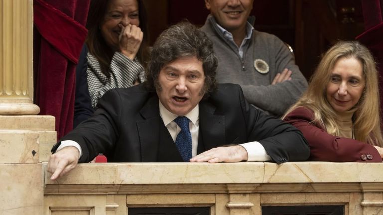 El presidente Javier Milei a los gritos con la oposición en el Congreso, durante el informe de gestión de Manuel Adorni