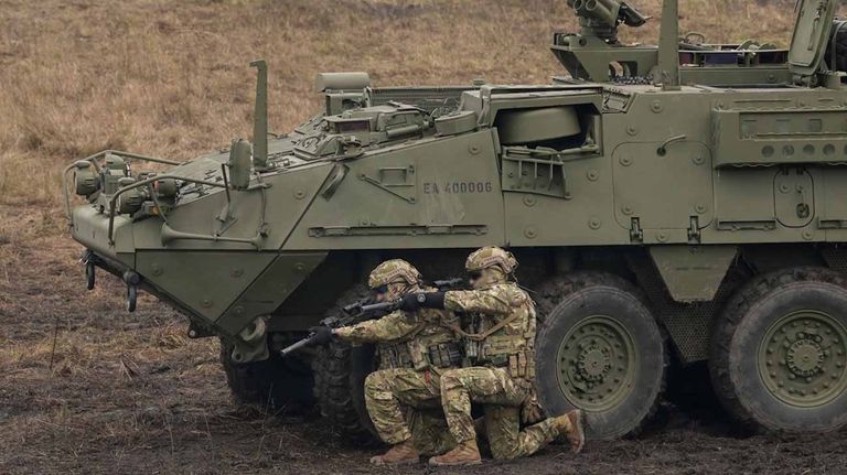 ​El Gobierno avanzó en una recomposición salarial para el personal de las Fuerzas Armadas y de las fuerzas federales de Seguridad el martes 18 de agosto.