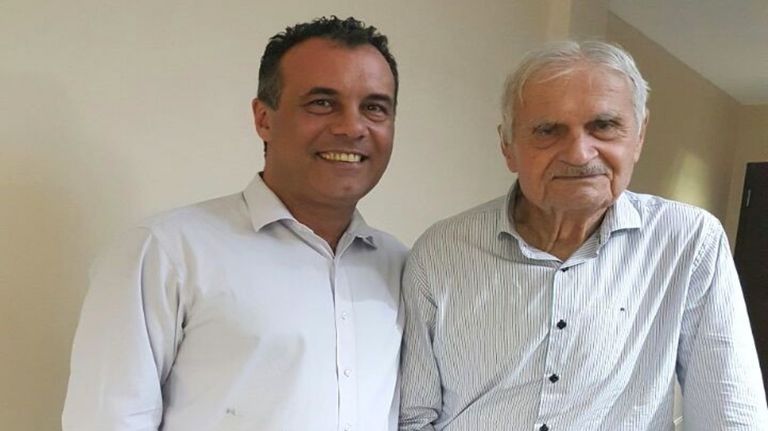 El embajador junto a su padre Daniel