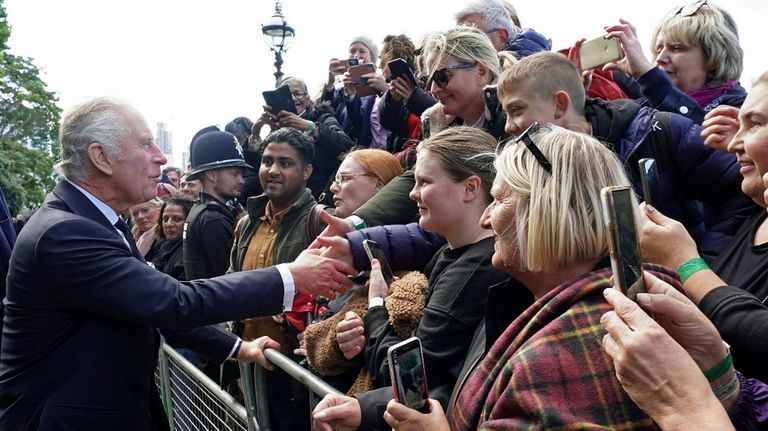 El rey Carlos III salió a saludar a la gente que espera hace más de 12 horas de cola para despedir a la reina Isabel.