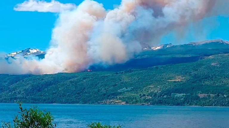 El incendio en Parque Los Alerces, Chubut, fuera de control.