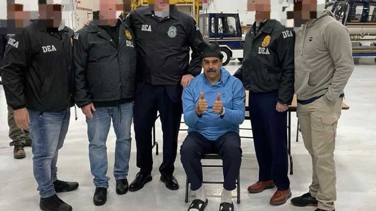 Nicolás Maduro, rodeado de agentes de la DEA.