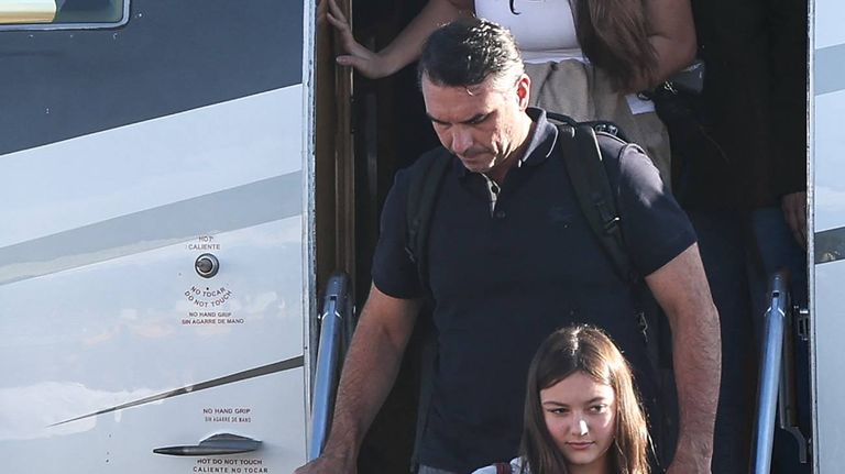 Flavio Bolsonaro baja de un avión en Miami