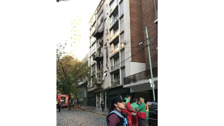 Así quedó el frente del edificio después de que los bomberos apagaran el incendio.
