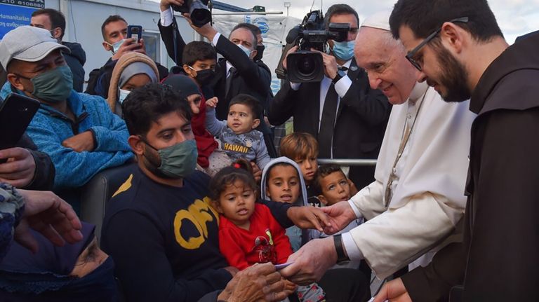 Papa Francisco con imigrantes