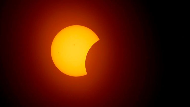 La luna comienza a eclipsar al sol el 8 de abril de 2024 en Fort Worth, Texas.