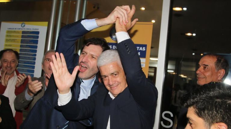 Bittar festeja luego de ganar las elecciones en el Colegio de Abogados