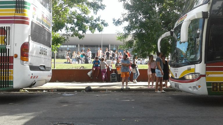 Paro de maleteros en la terminal de Mar del Plata.