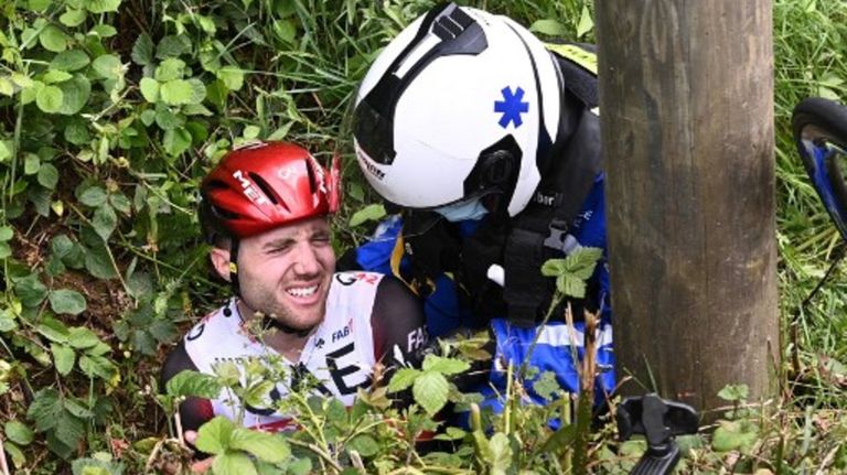 Postales del tremendo choque múltiple en el Tour de Francia, provocado por una espectadora con un cartel a la vera de la ruta.