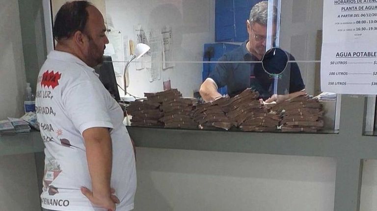 Llevó el dinero en una carretilla para pagar la luz 20240318