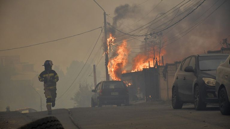 Incendios destruyeron barrios de la ciudad de Concepción, en el sur de Chile.