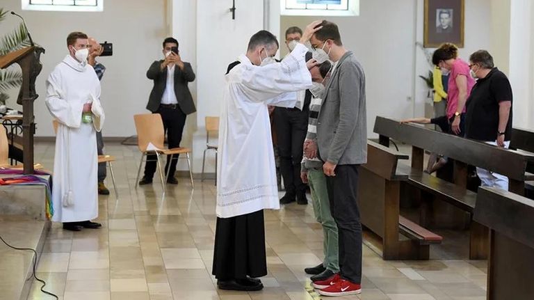 Cientos de curas en Alemania bendicen parejas gay.