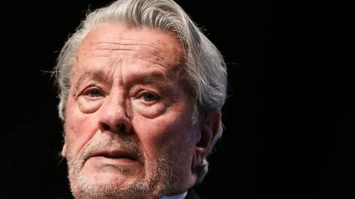 Allanaron la casa de Alain Delon: se incautaron 72 armas de fuego