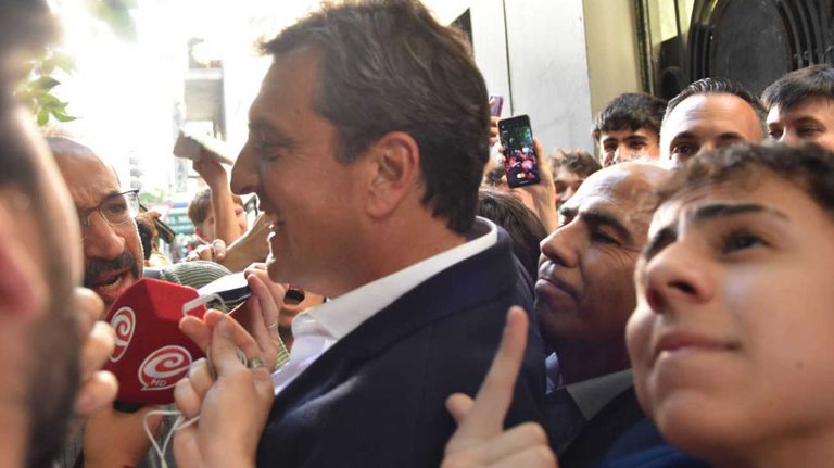 Sergio Massa entrando al colegio Carlos Pellegrini de cierre de campaña