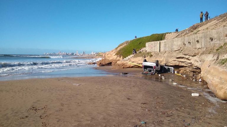 auto acantilado mar del plata