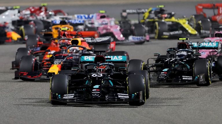 En la largada, Russell se hace con la punta tras superar a Bottas