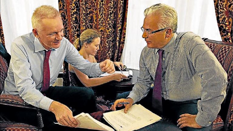 Assange con Fontevecchia en la embajada ecuatoriana en Londres, en 2014.