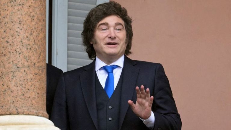 El presidente Javier Milei en el balcón de la Casa Rosada