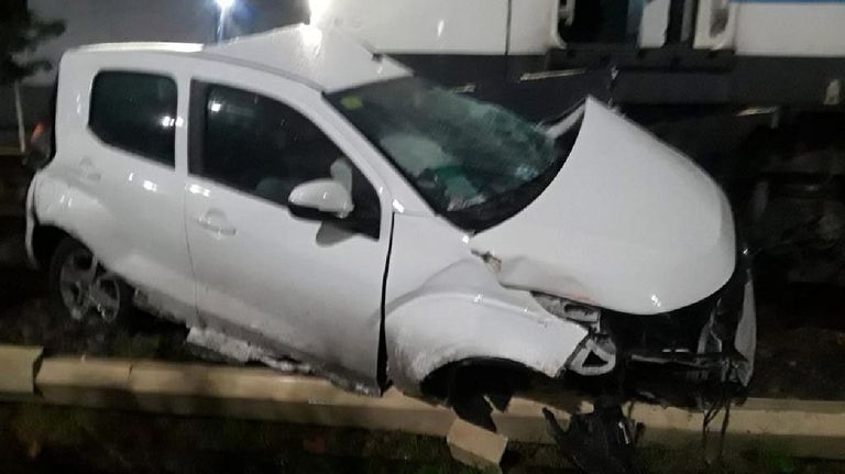 Así quedó el auto atropellado por el Ferrocarril Sarmiento