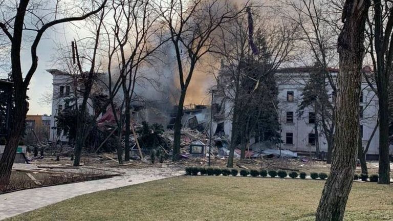 El teatro de Mariúpol tras el bombardeo.